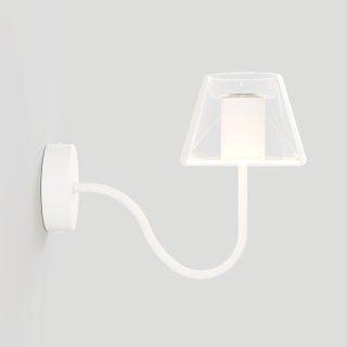 nástěnná lampa s esovitým ramenem k posteli